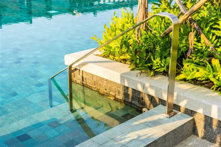 Rénover un pourtour de piscine creusée avec un sol en pierre naturelle, à qui s'adresser ?, La Cadière-d'Azur, Home Creative